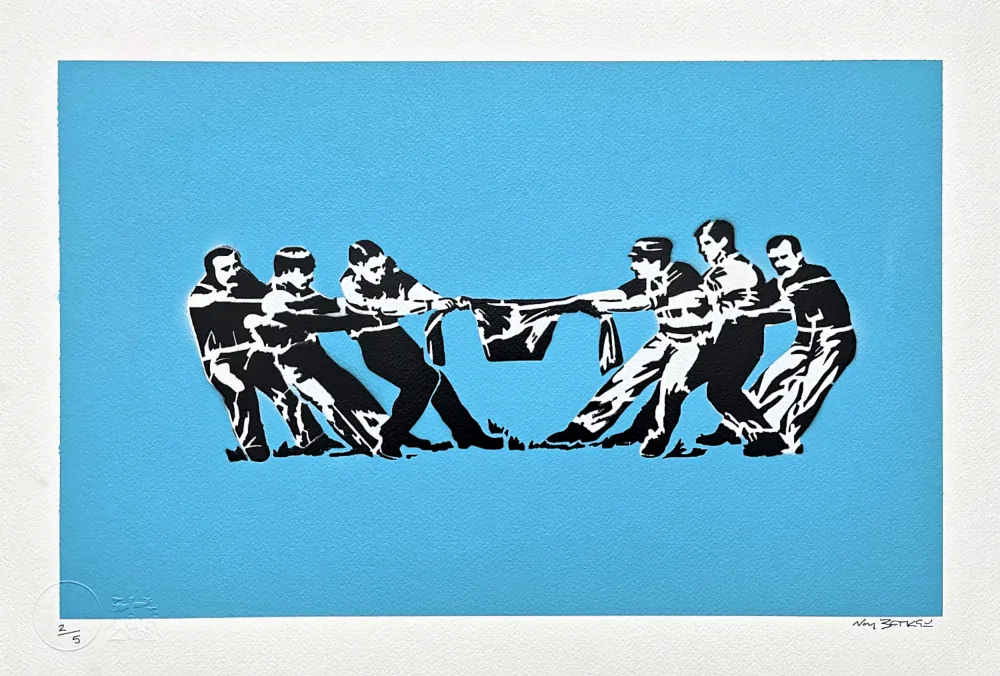 BANKSY/NOT BANKSY - Tug of War L-blue 2/5 - originální ručně stříkaný sprej na papíře