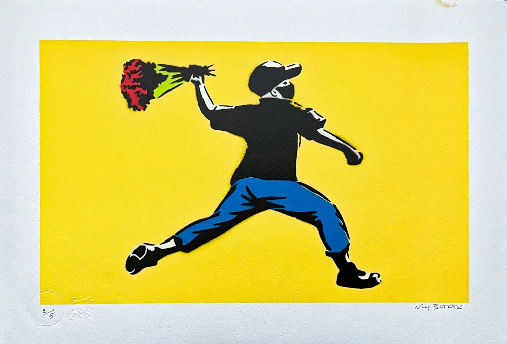 BANKSY/NOT BANKSY - Flower Thrower yellow 2/5 - originální ručně stříkaný sprej na papíře