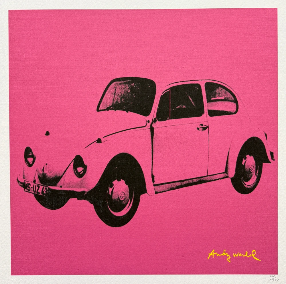 Andy Warhol - Volkswagen Beetle tmavě růžový 210/500 - signováno, 50x50cm, limitovaná edice CMOA s certifikátem