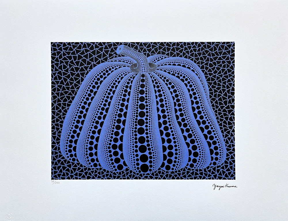 Yayoi Kusama - Pumpkin modro-fialová x/500 - signováno, číslovaná edice, 65x50 cm