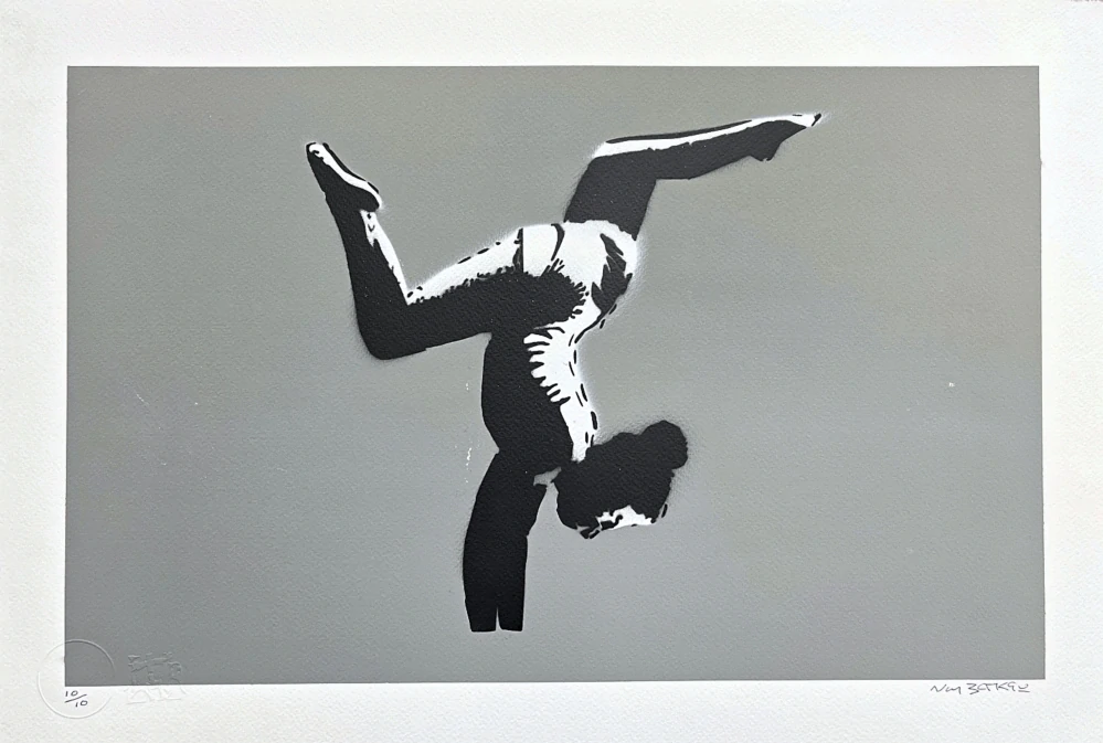 BANKSY/NOT BANKSY - Handstand Gymnast gray 10/10 - originální ručně stříkaný sprej na papíře