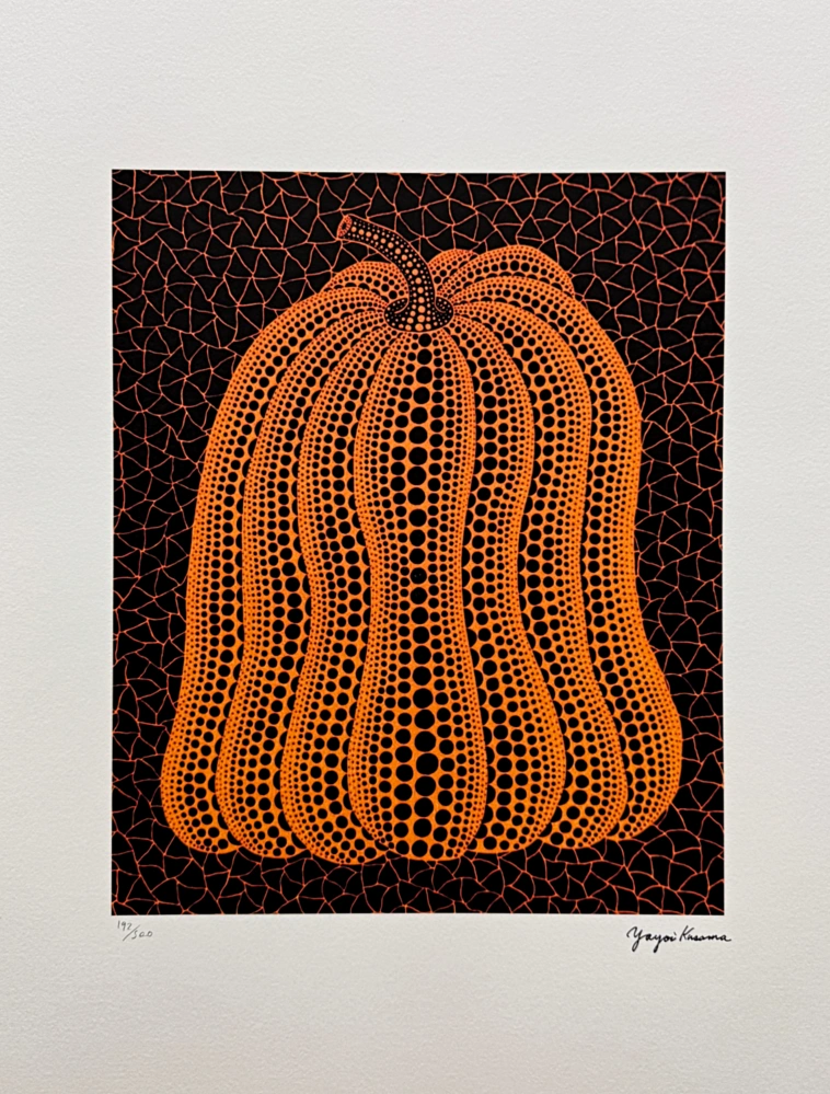 Yayoi Kusama - Orange pumpkin on black x/500 - signováno, číslovaná edice, 50x65 cm