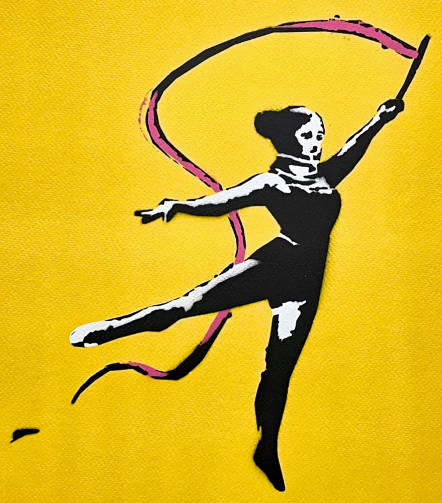 BANKSY/NOT BANKSY - Female Gymnast yellow 1/1 - originální ručně stříkaný sprej na papíře