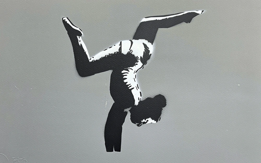 BANKSY/NOT BANKSY - Handstand Gymnast gray 10/10 - originální ručně stříkaný sprej na papíře