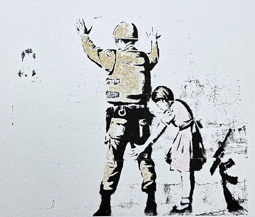 Banksy - Girl frisking soldier 35/150 - číslovaná edice s certifikátem, 50x70cm