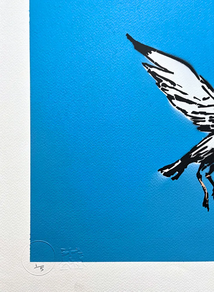 BANKSY/NOT BANKSY - Swooping Seagull F-blue 1/5 -  originální ručně stříkaný sprej na papíře