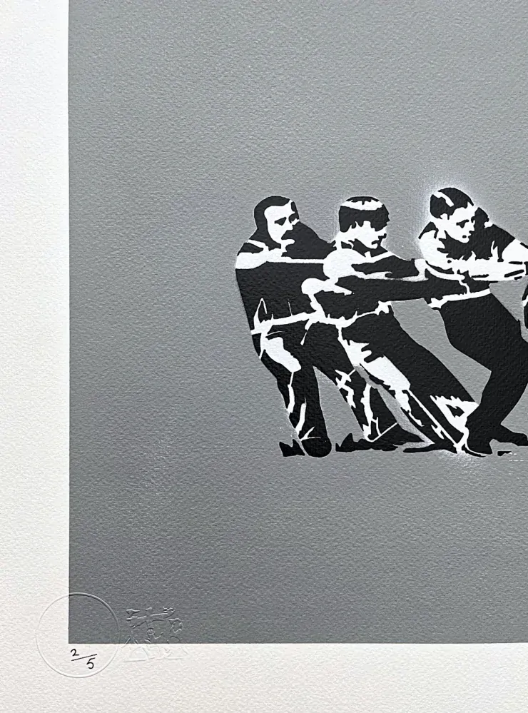 BANKSY/NOT BANKSY - Tug of War gray 2/5 - originální ručně stříkaný sprej na papíře