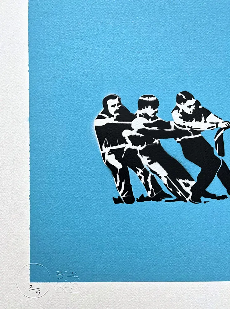 BANKSY/NOT BANKSY - Tug of War L-blue 2/5 - originální ručně stříkaný sprej na papíře