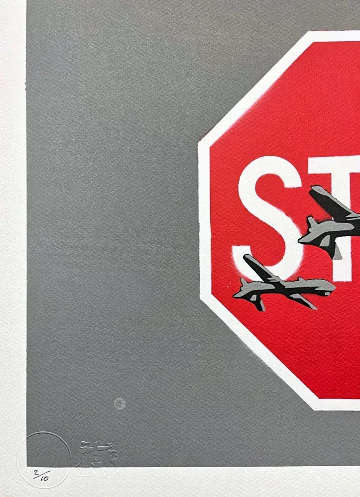 BANKSY/NOT BANKSY - Stop drones gray 2/10 - originální ručně stříkaný sprej na papíře