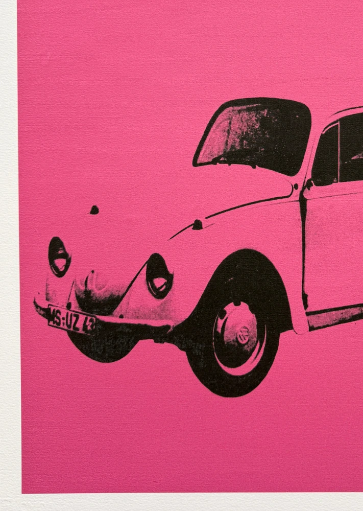Andy Warhol - Volkswagen Beetle tmavě růžový 210/500 - signováno, 50x50cm, limitovaná edice CMOA s certifikátem
