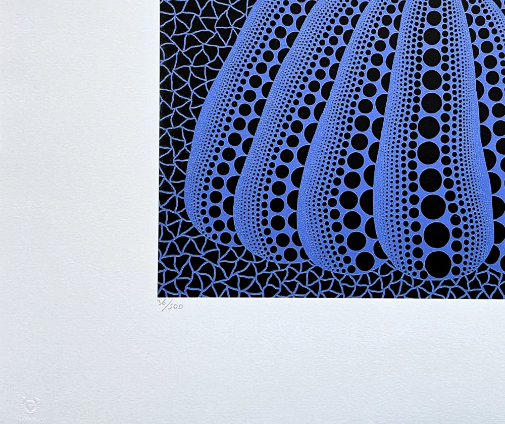 Yayoi Kusama - Pumpkin modro-fialová x/500 - signováno, číslovaná edice, 65x50 cm