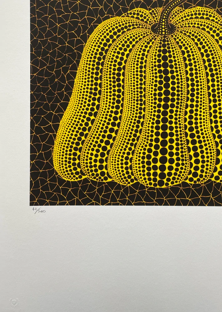 Yayoi Kusama - Yellow pumpkin on black 42/500 - signováno, číslovaná edice, 50x65 cm