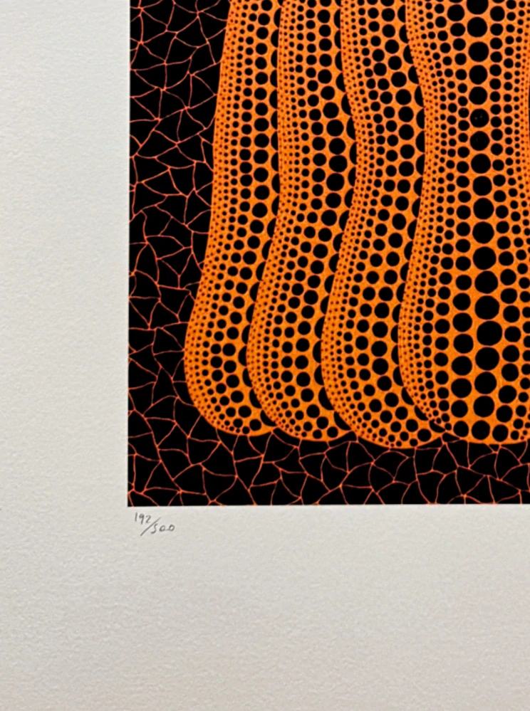 Yayoi Kusama - Orange pumpkin on black x/500 - signováno, číslovaná edice, 50x65 cm