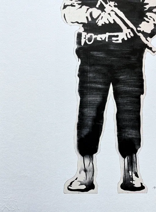 Banksy - Smiling Copper 111/150 - číslovaná edice s certifikátem, 50x70cm