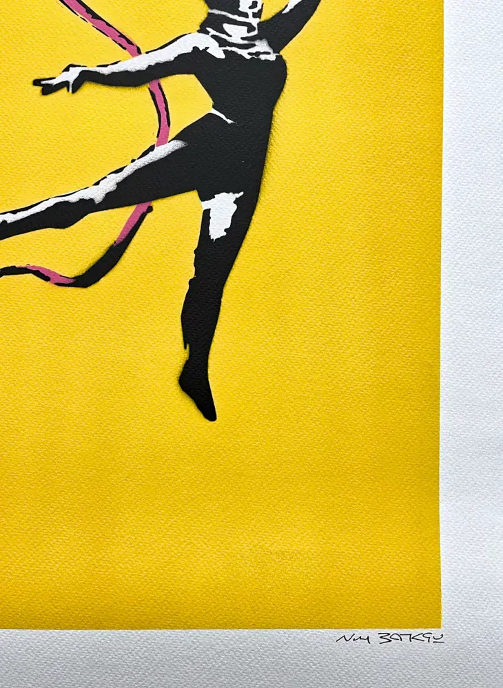 BANKSY/NOT BANKSY - Female Gymnast yellow 1/1 - originální ručně stříkaný sprej na papíře