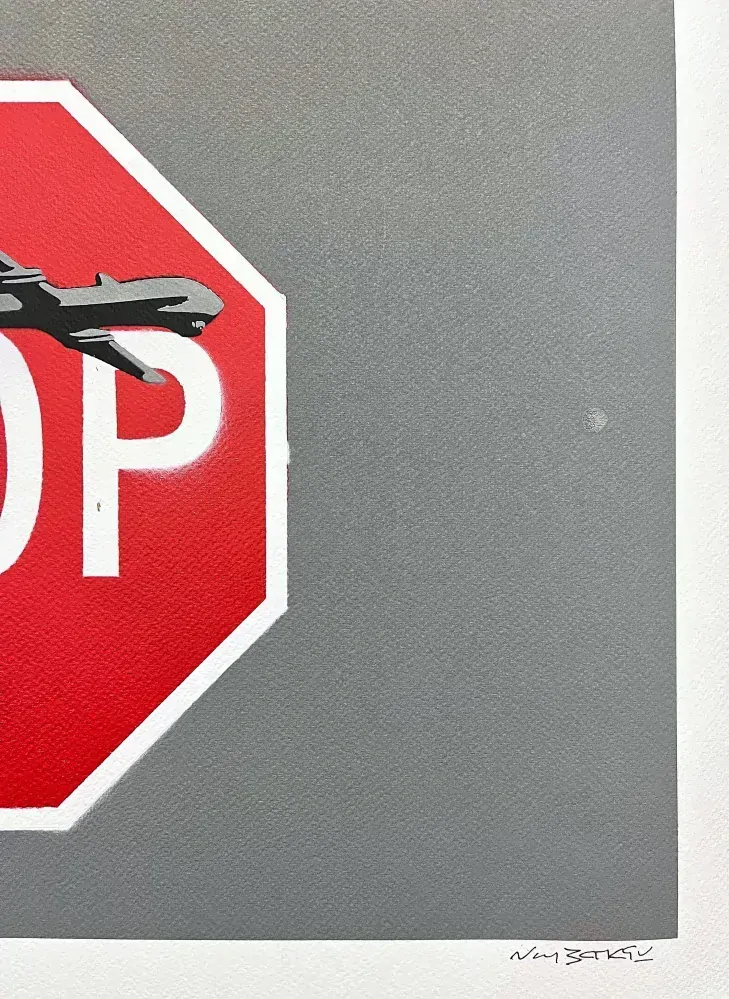 BANKSY/NOT BANKSY - Stop drones gray 2/10 - originální ručně stříkaný sprej na papíře