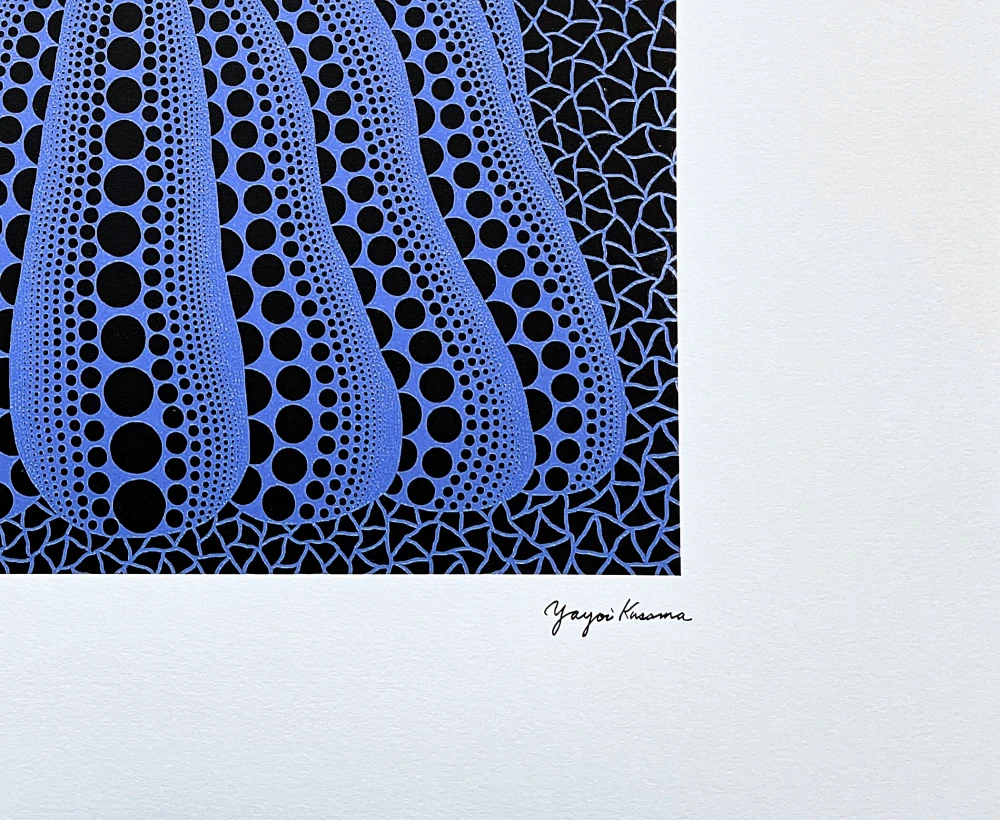 Yayoi Kusama - Pumpkin modro-fialová x/500 - signováno, číslovaná edice, 65x50 cm