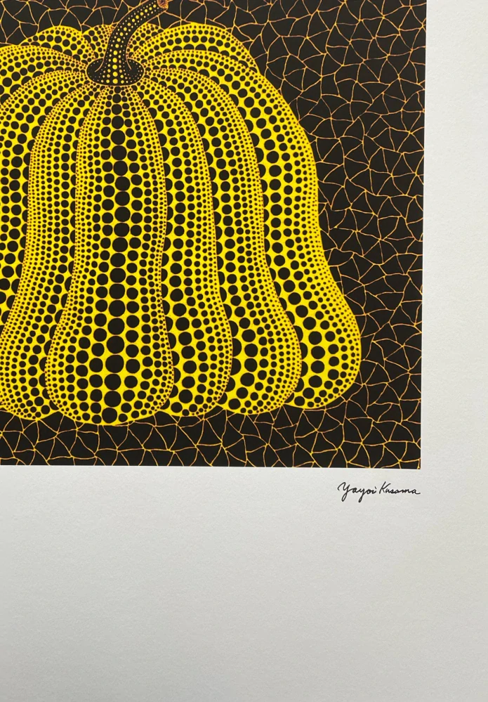 Yayoi Kusama - Yellow pumpkin on black 42/500 - signováno, číslovaná edice, 50x65 cm