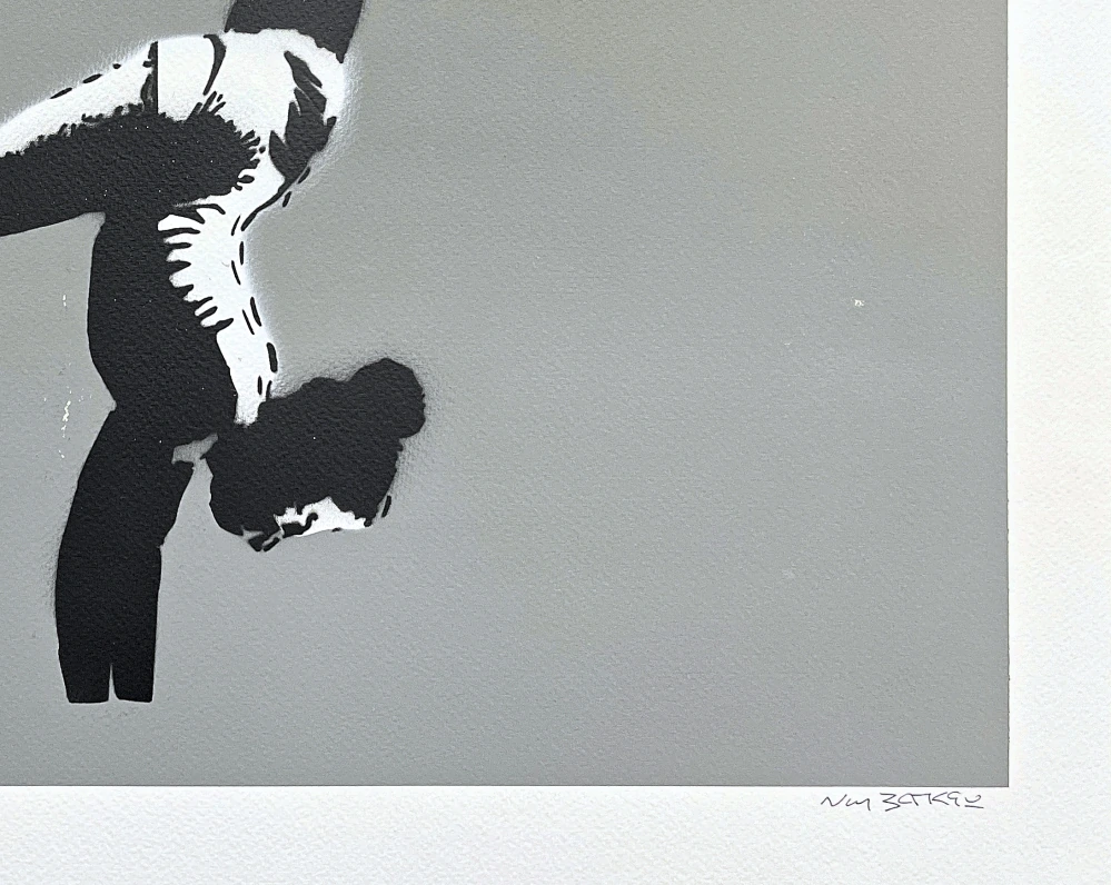 BANKSY/NOT BANKSY - Handstand Gymnast gray 10/10 - originální ručně stříkaný sprej na papíře