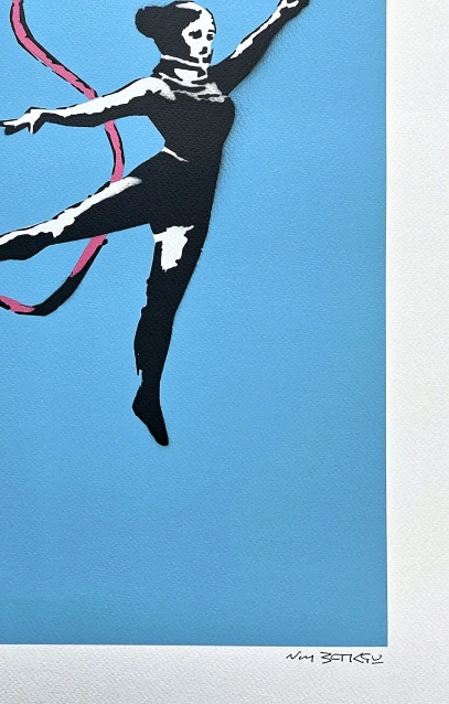 BANKSY/NOT BANKSY - Female Gymnast f/blue 1/1 - originální ručně stříkaný sprej na papíře
