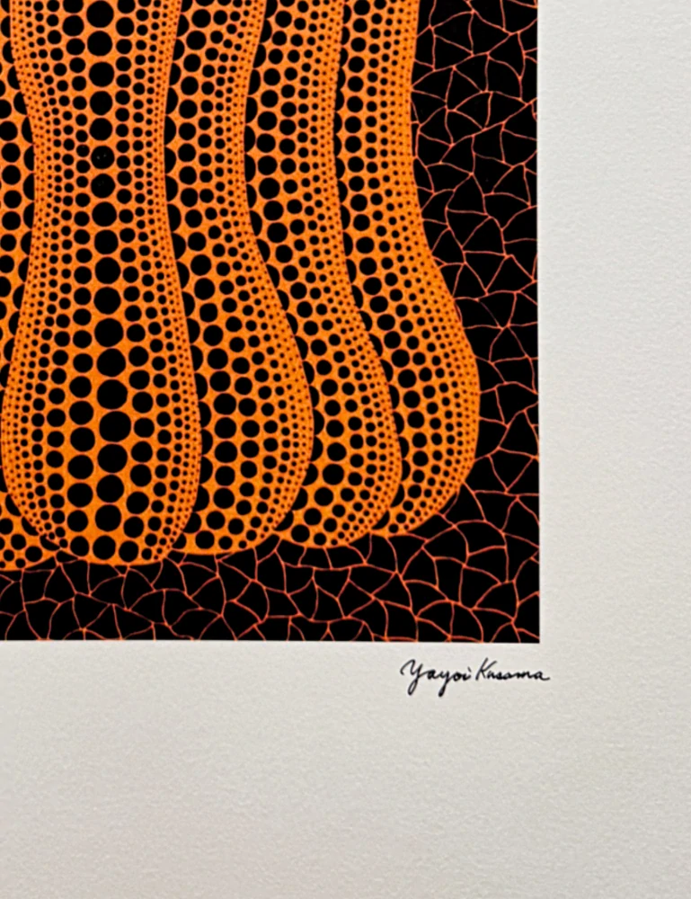 Yayoi Kusama - Orange pumpkin on black x/500 - signováno, číslovaná edice, 50x65 cm