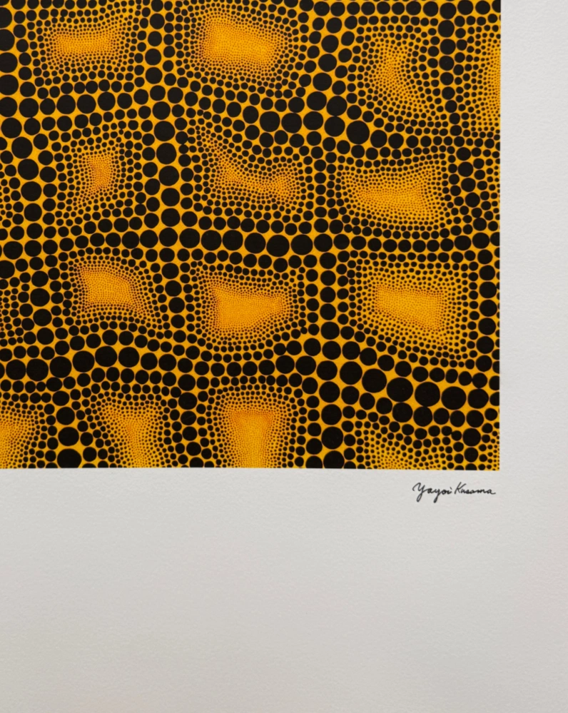 Yayoi Kusama - Yellow and Black Dots x/500 - signováno, číslovaná edice, 50x65 cm