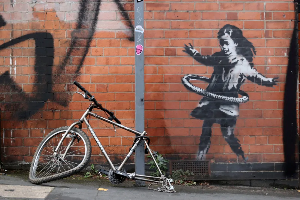 BANKSY/NOT BANKSY - Hula Hoop Girl 1/1 - originální ručně stříkaný sprej na papíře