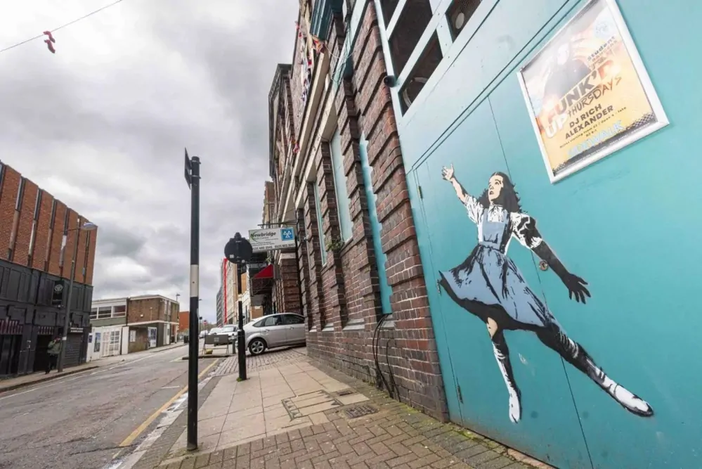 BANKSY/NOT BANKSY - Dorothy f-blue 3/5 - originální ručně stříkaný sprej na papíře