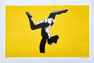 BANKSY/NOT BANKSY - Handstand Gymnast yellow 10/10 - originální ručně stříkaný sprej na papíře