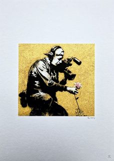 Banksy - Cameraman and Flower 77/150 - číslovaná edice s certifikátem, 50x70cm