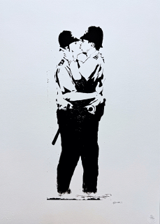 Banksy - Kissing Coppers 121/150 - číslovaná edice s certifikátem, 50x70cm