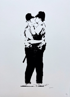 Banksy - Kissing Coppers x/150 - číslovaná edice s certifikátem, 50x70cm