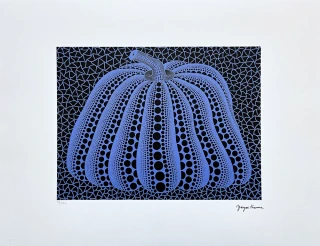 Yayoi Kusama - Pumpkin modro-fialová x/500 - signováno, číslovaná edice, 65x50 cm