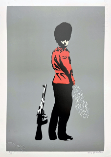 BANKSY/NOT BANKSY - Pissing Guard gray 6/10 -  originální ručně stříkaný sprej na papíře