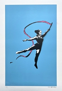 BANKSY/NOT BANKSY - Female Gymnast f/blue 1/1 - originální ručně stříkaný sprej na papíře